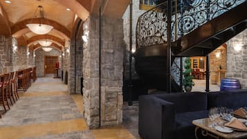 7 bares, 2 bares junto a la piscina