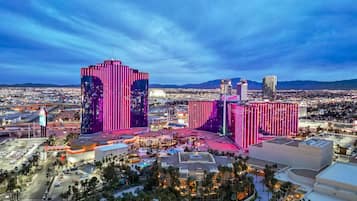 Un hotel moderno de gran altura con un llamativo diseño arquitectónico y un patrón de líneas verticales.