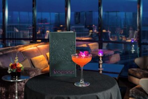 18 restaurants, servant le déjeuner et le dîner; cuisine américaine