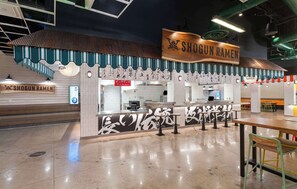 18 restaurants servant le petit déjeuner, spécialités Cuisine américaine
