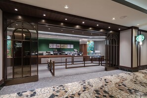 18 restaurants, breakfast, lunch, dinner served; American cuisine