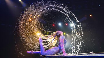 Un artista en el escenario con efectos de agua.