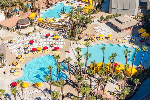 Seasonal outdoor pool, pool cabanas (surcharge), pool loungers