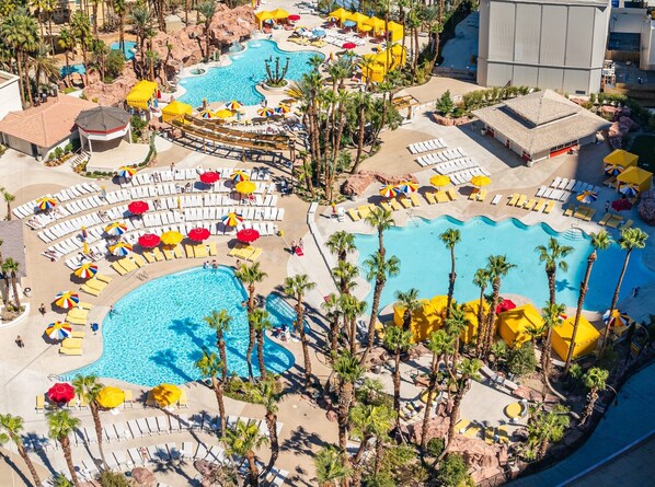 Una piscina al aire libre de temporada, camas de piscina con cargo