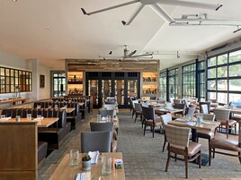 Se sirven desayunos y cocina americana, con vista al campo de golf 