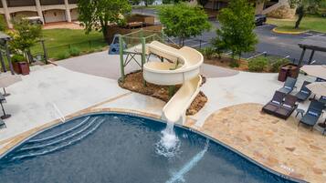 2 piscinas al aire libre, sombrillas, sillones reclinables de piscina