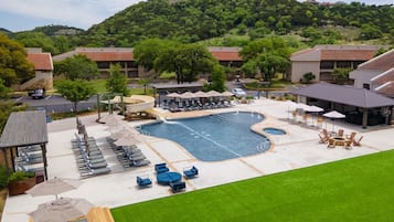 2 Außenpools, geöffnet von 07:00 Uhr bis 22:30 Uhr, Sonnenschirme