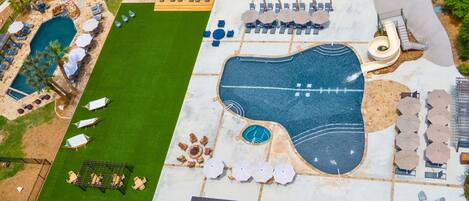 2 piscines extérieures, parasols de plage, chaises longues