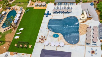 2 piscinas al aire libre, sombrillas, sillones reclinables de piscina