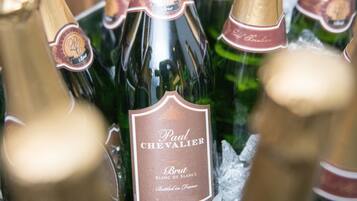 Breakfast, lunch, dinner served; American cuisine, golf course views