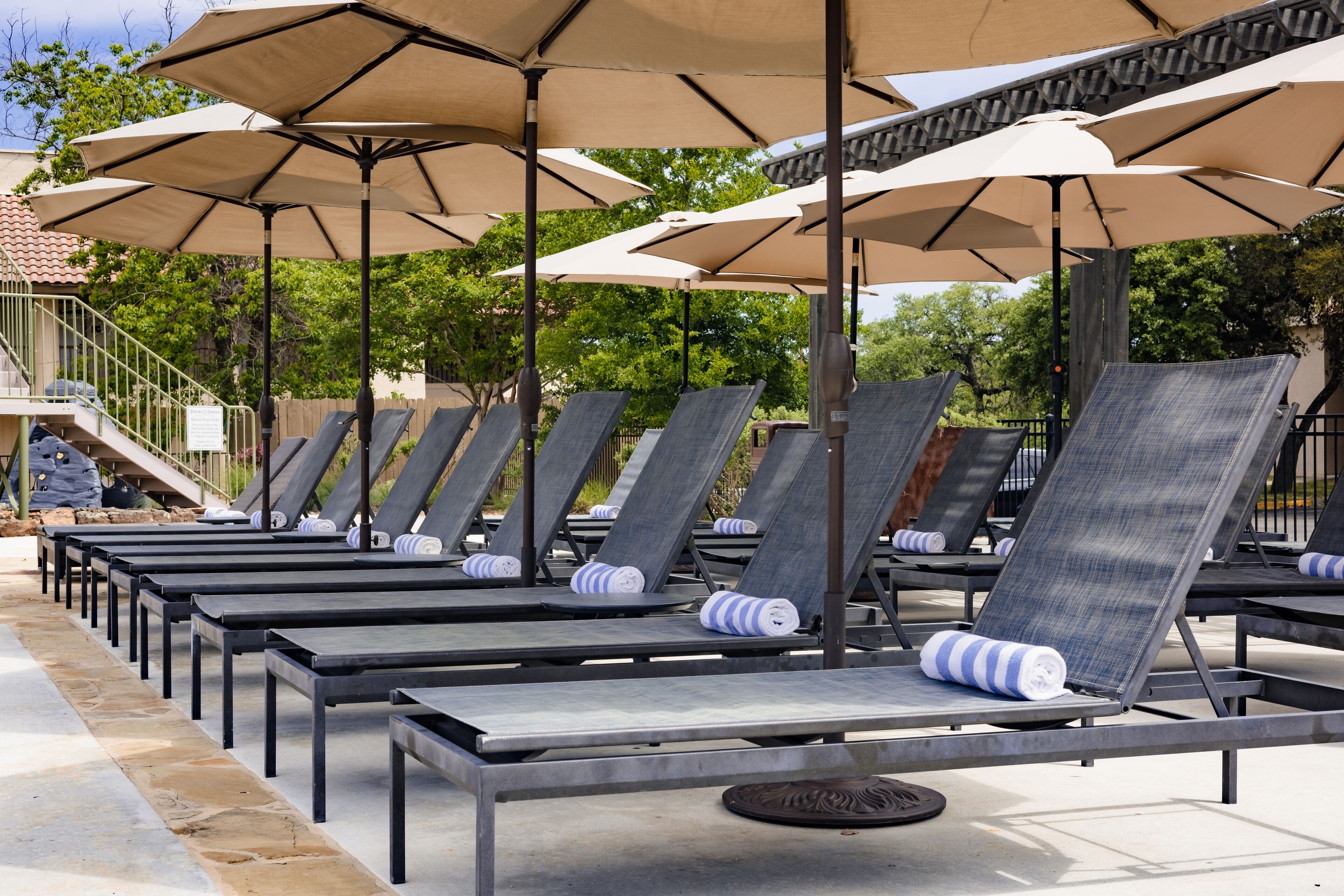 2 utendørsbassenger, bassengparasoller og solsenger