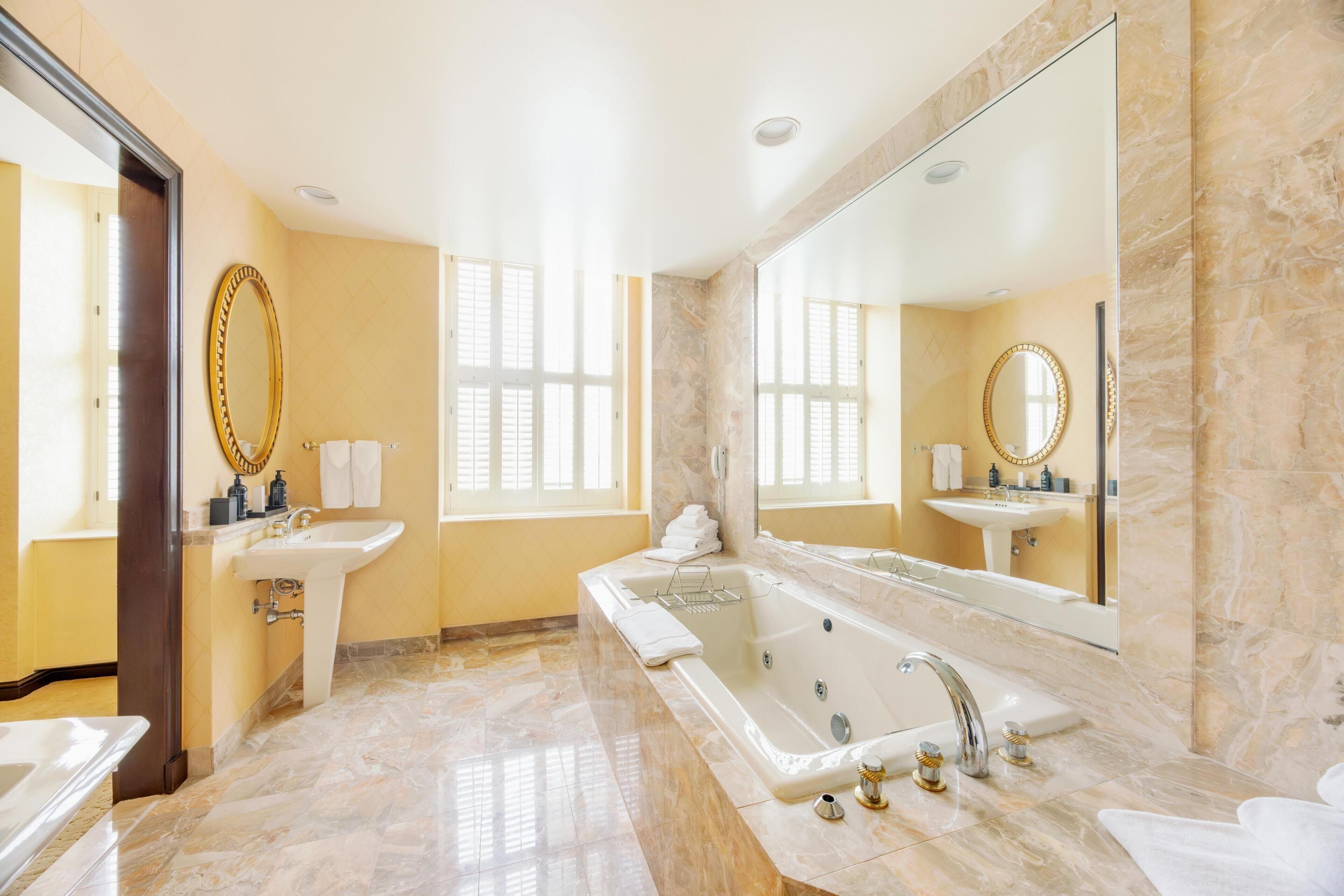 Articles de toilette de luxe, sèche-cheveux, peignoirs, chaussons