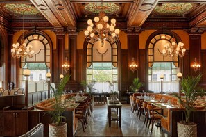 2 か所のレストラン、朝食、ランチ、ディナーに営業 (フランス料理)