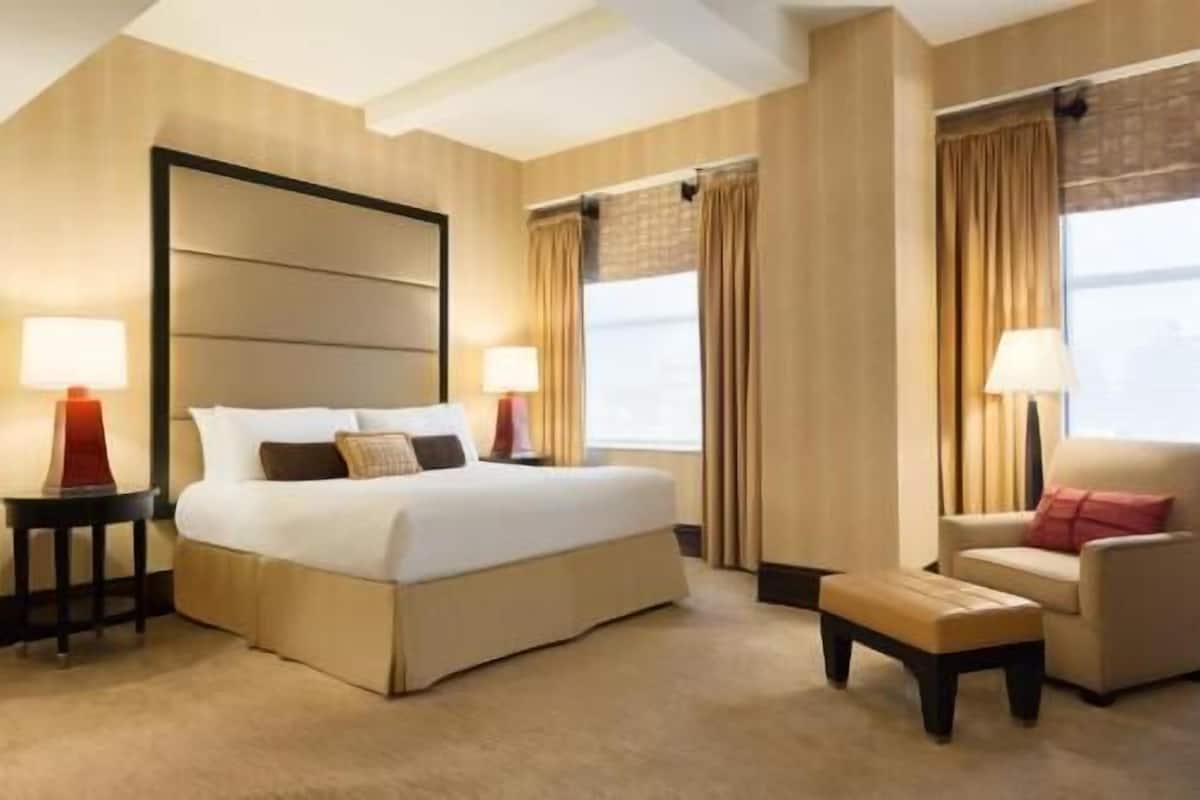 Premium bedding, in-room safe, desk, blackout drapes