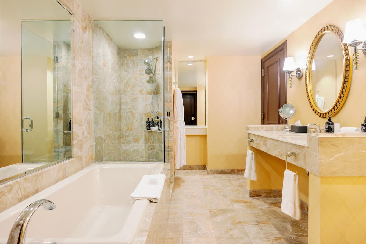 Suite, 2 soverom | Bad | Designertoalettartikler, hårføner, badekåper og tøfler