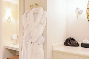 Superior Room, 1 King Bed | Bathroom