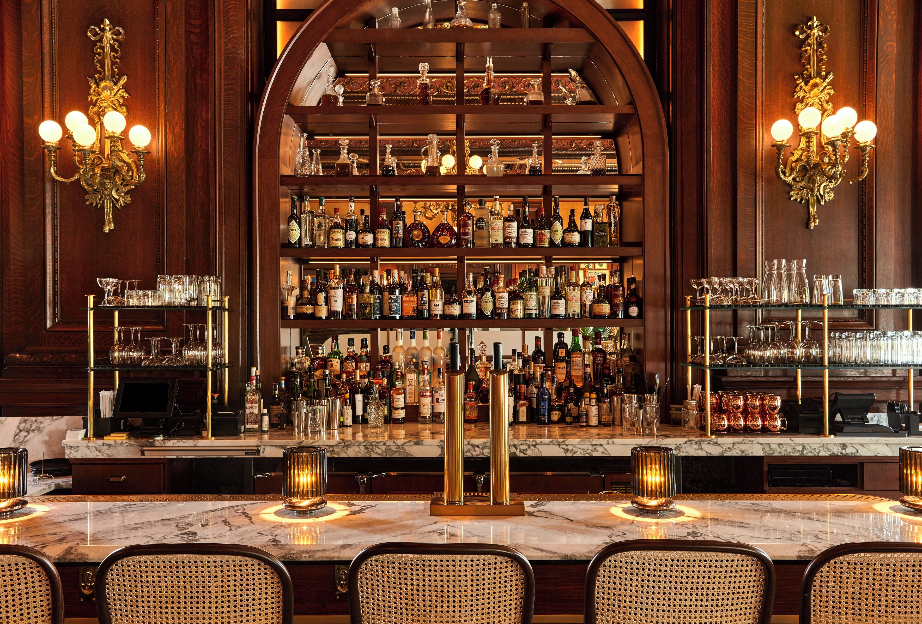 2 bars/lounges