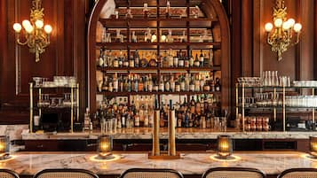 2 bars/lounges