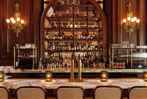 2 bars/lounges