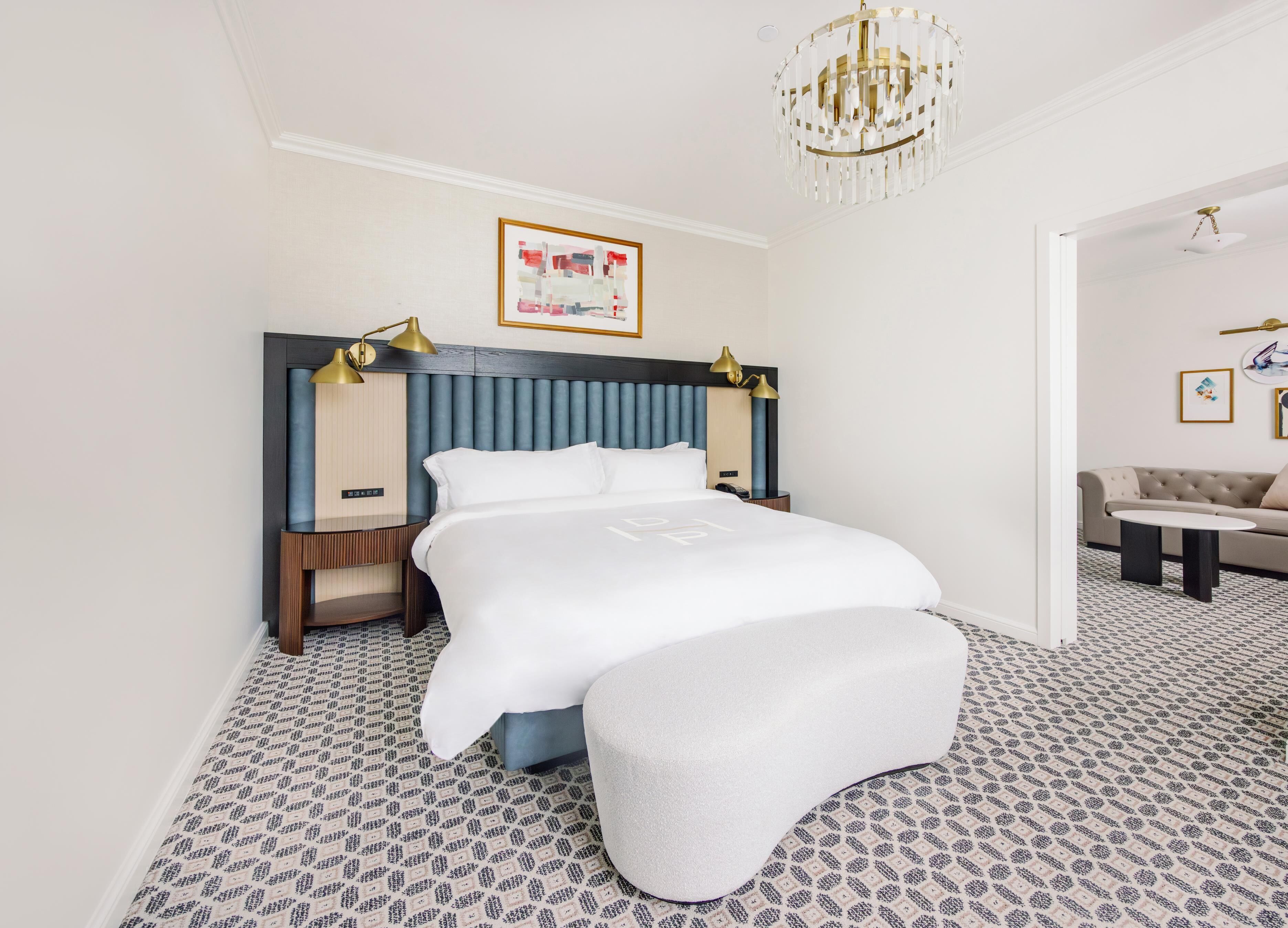 Suite – signature | Sengetøy av topp kvalitet, safe på rommet og skrivebord