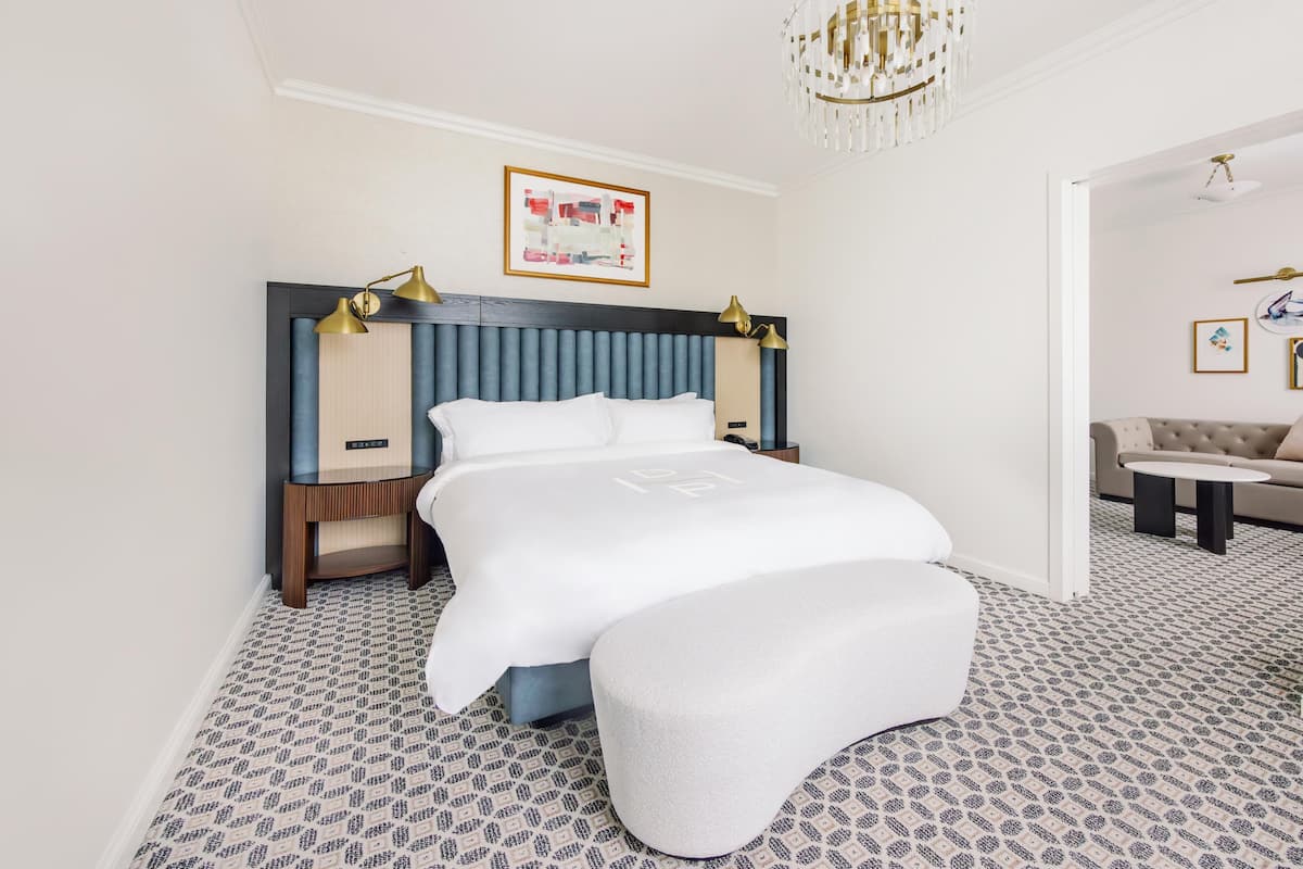 Suite – signature | Sengetøy av topp kvalitet, safe på rommet og skrivebord