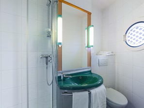 Regadera, amenidades de baño gratuitas, secadora de cabello, toallas
