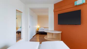 Schreibtisch, Verdunkelungsvorhänge, schallisolierte Zimmer