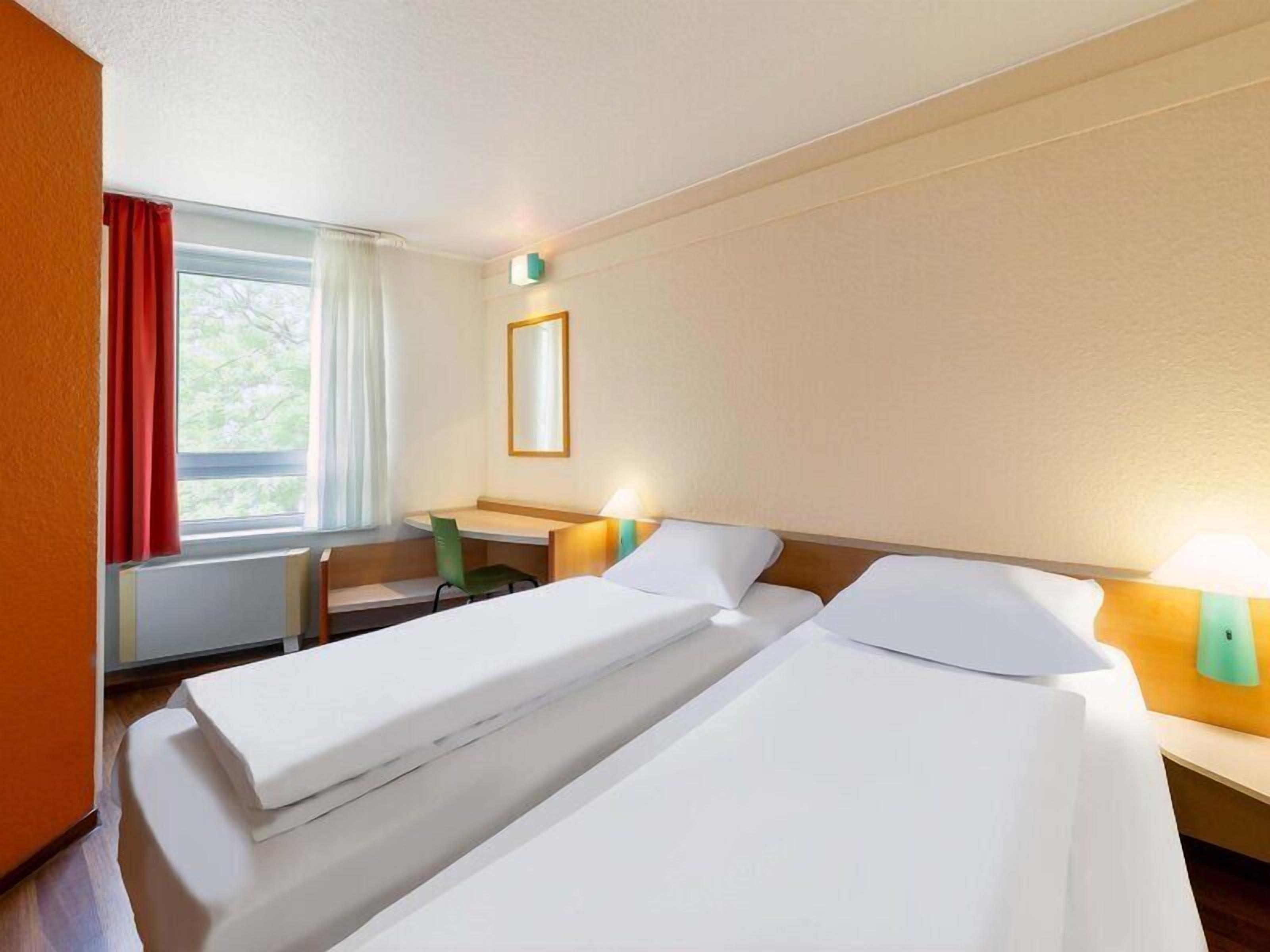 Zweibettzimmer | Schreibtisch, Verdunkelungsvorhänge, schallisolierte Zimmer