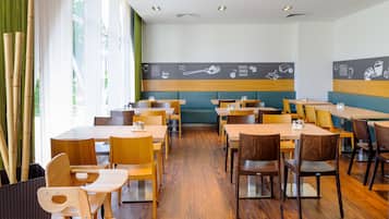 Tägliches Frühstücksbuffet (13.90 EUR pro Person)