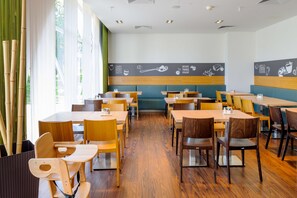 Sarapan prasmanan setiap hari (EUR 13.90 per orang)