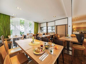 Desayuno buffet diario (EUR 13.90 por persona)