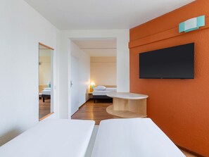 Kamar Triple | Meja kerja, tirai kedap cahaya, kedap suara, dan Wi-Fi gratis