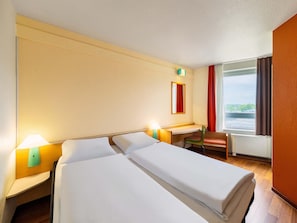 1 bedroom, desk, blackout curtains, soundproofing