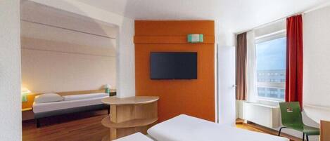 Triple Room | Desk, blackout drapes, soundproofing, WiFi (free)