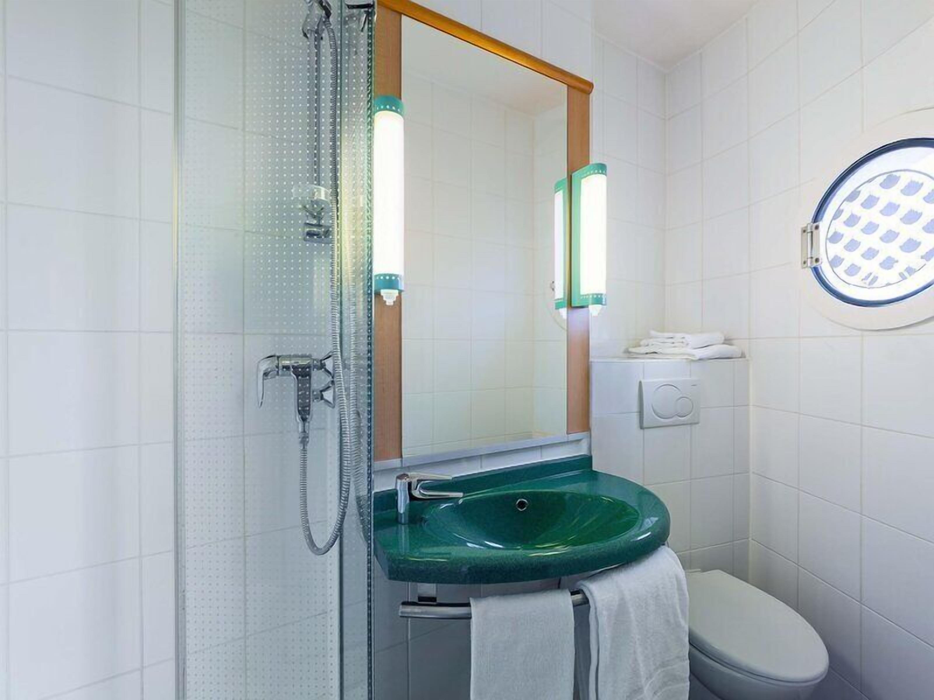 Dusche, kostenlose Toilettenartikel, Haartrockner, Handtücher