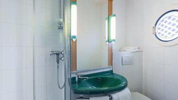 Dusche, kostenlose Toilettenartikel, Haartrockner, Handtücher