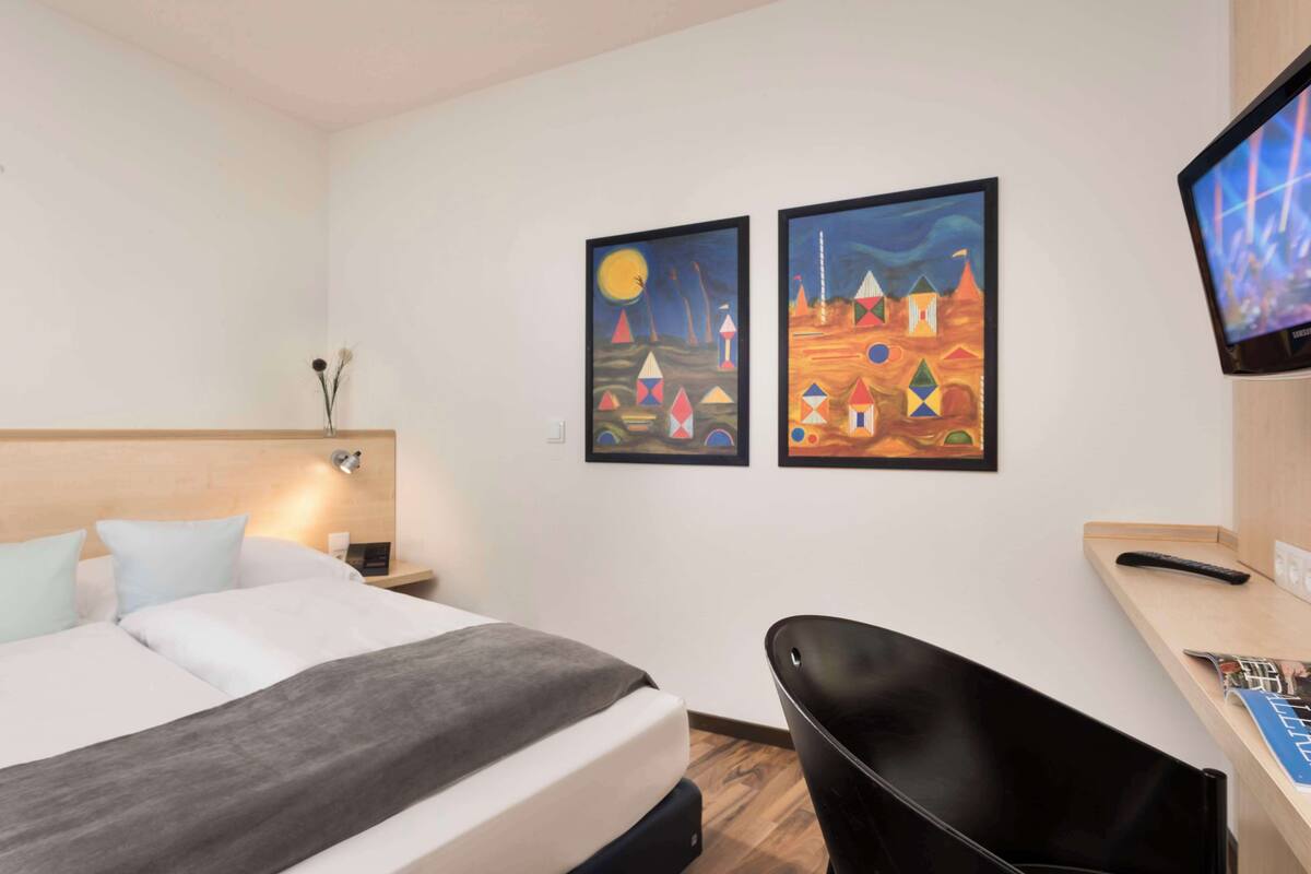 Suite, 1 King Bed (Shower Only;Cozy Sitting Corner) | Room amenity