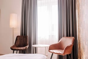 Comfort kamer, 1 queensize bed (Cozy Sitting Corner) | Een kluis op de kamer, een laptopwerkplek, verduisterende gordijnen