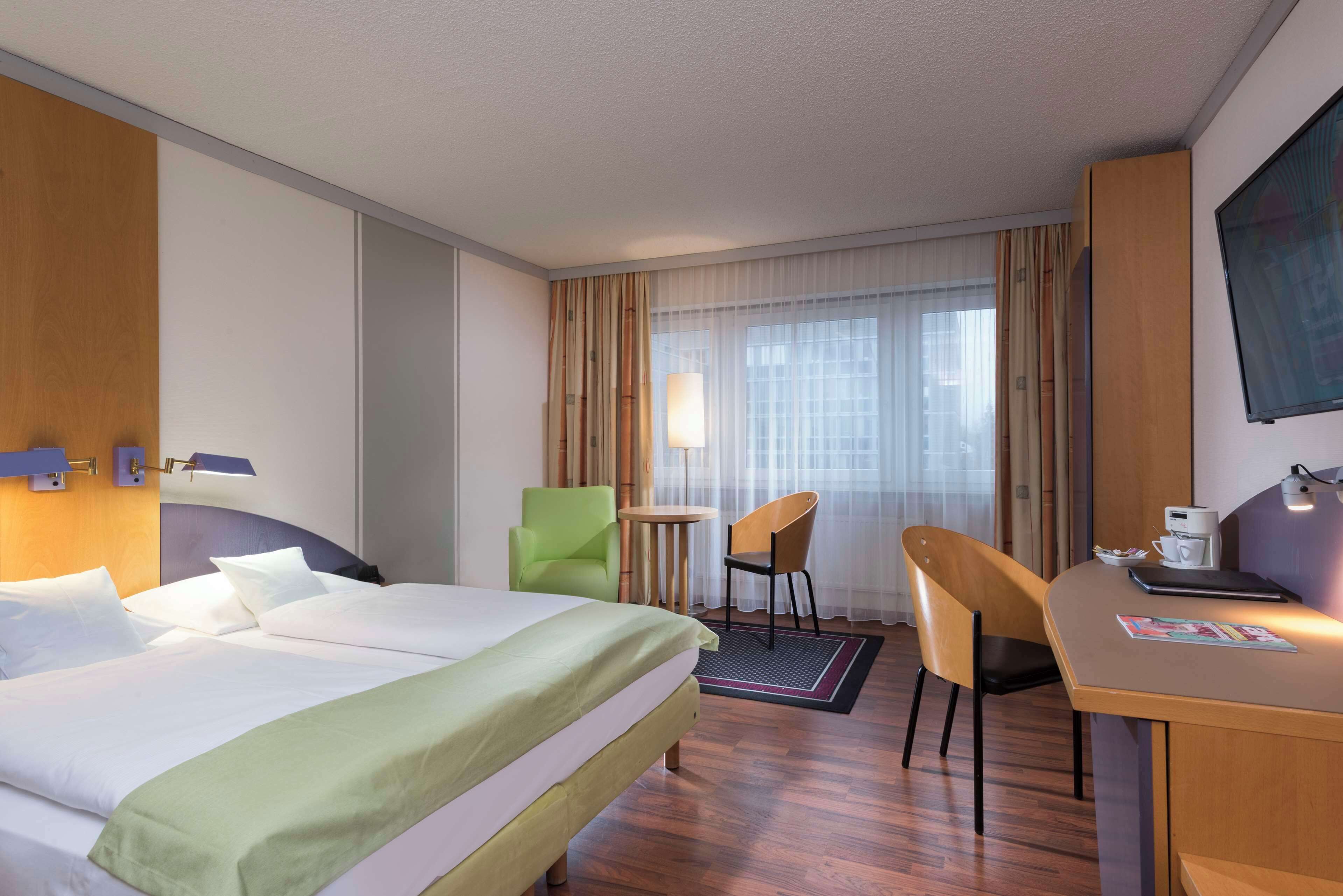 Standard Room, 1 Queen Bed (Cozy Sitting Corner) | In-room safe, laptop workspace, blackout drapes, soundproofing