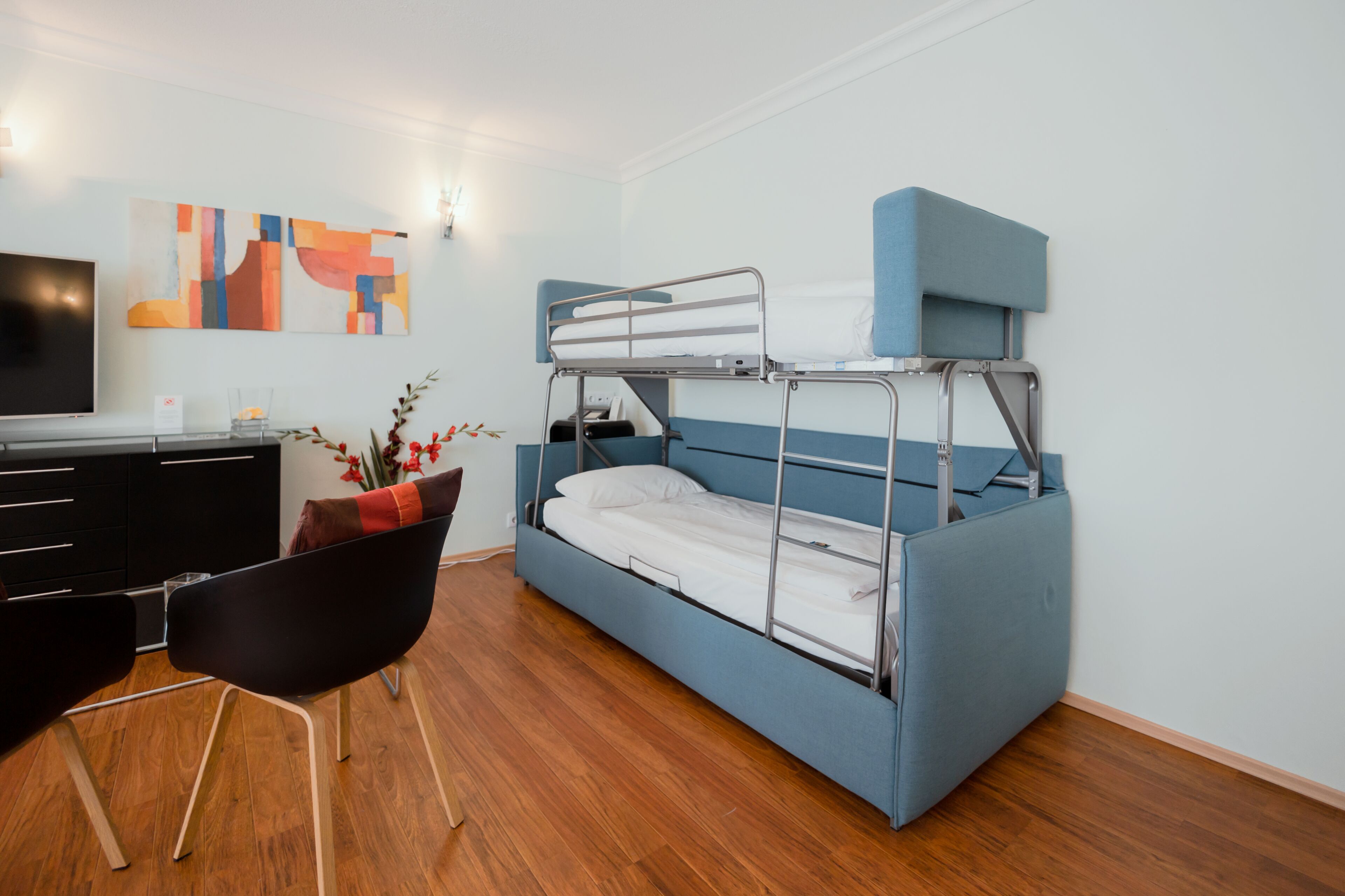 客房内保险箱、笔记本电脑工作区、遮光窗帘、隔音