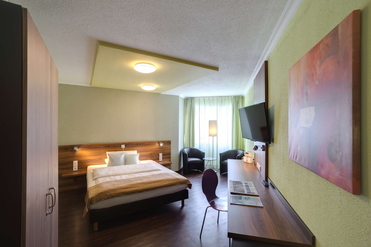 in-room safe, laptop workspace, blackout curtains, soundproofing