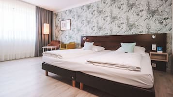 Comfort Room, 1 Queen Bed (Cozy Sitting Corner) | In-room safe, laptop workspace, blackout drapes, soundproofing