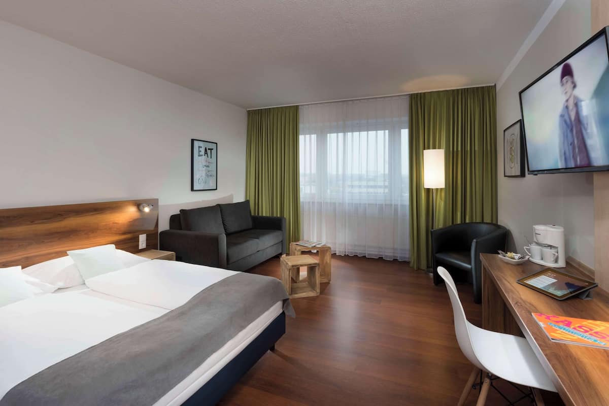 Superior Room, 1 Queen Bed (Cozy Sitting Corner) | In-room safe, laptop workspace, blackout drapes, soundproofing