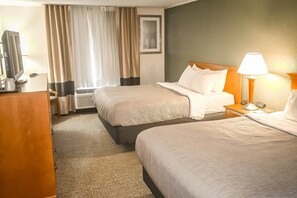 Espacio para trabajar con un portátil y cortinas opacas