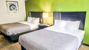 Espacio para trabajar con un portátil y cortinas opacas