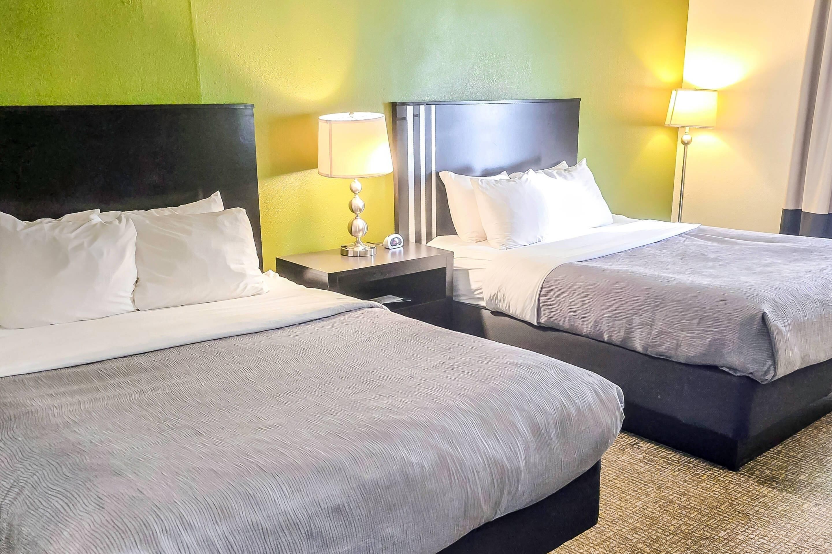 Kannettavalle tietokoneelle sopiva työtila, pimennysverhot, äänieristys