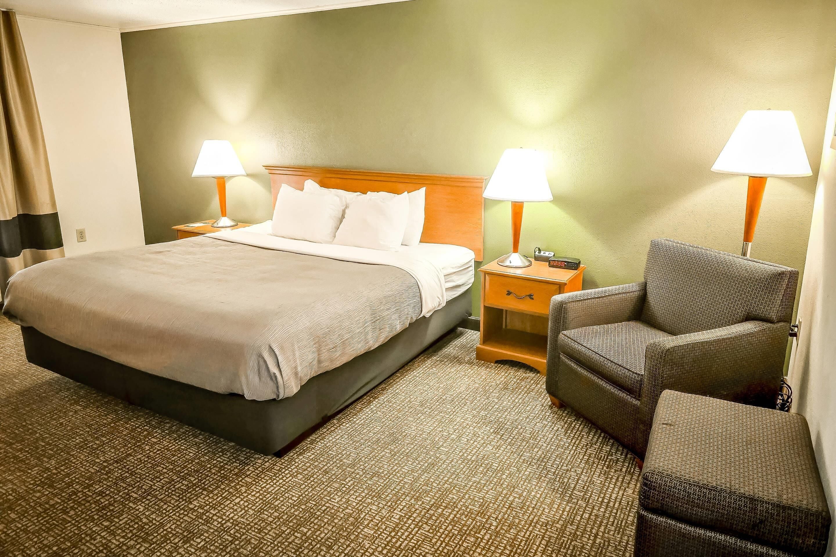 standard room, 1 king bed, non smoking | laptop workspace, blackout curtains, soundproofing, iron/ironing board