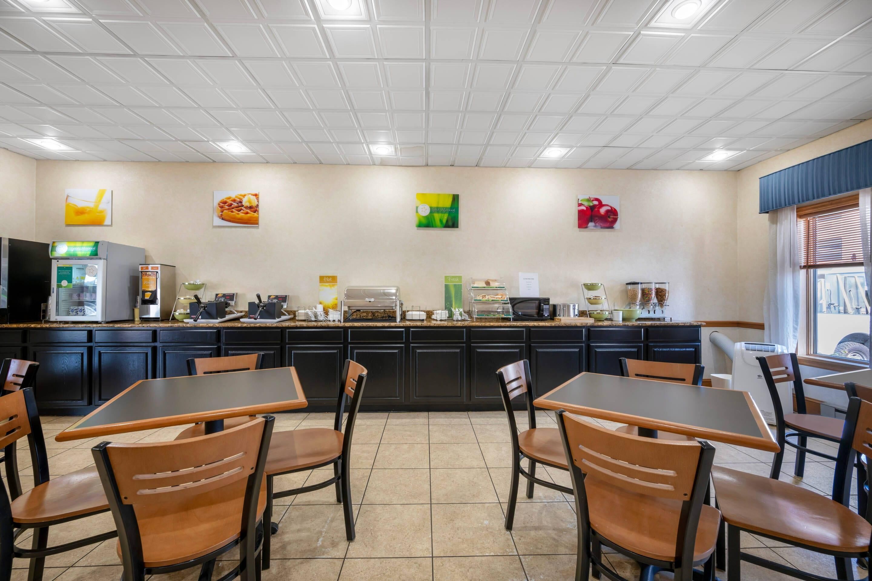 Un restaurante con mostrador, zona de mesas y diverso equipamiento para servicios de comida.