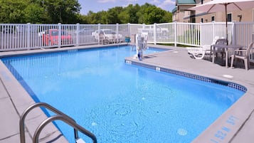 Piscine extérieure (ouverte en saison)