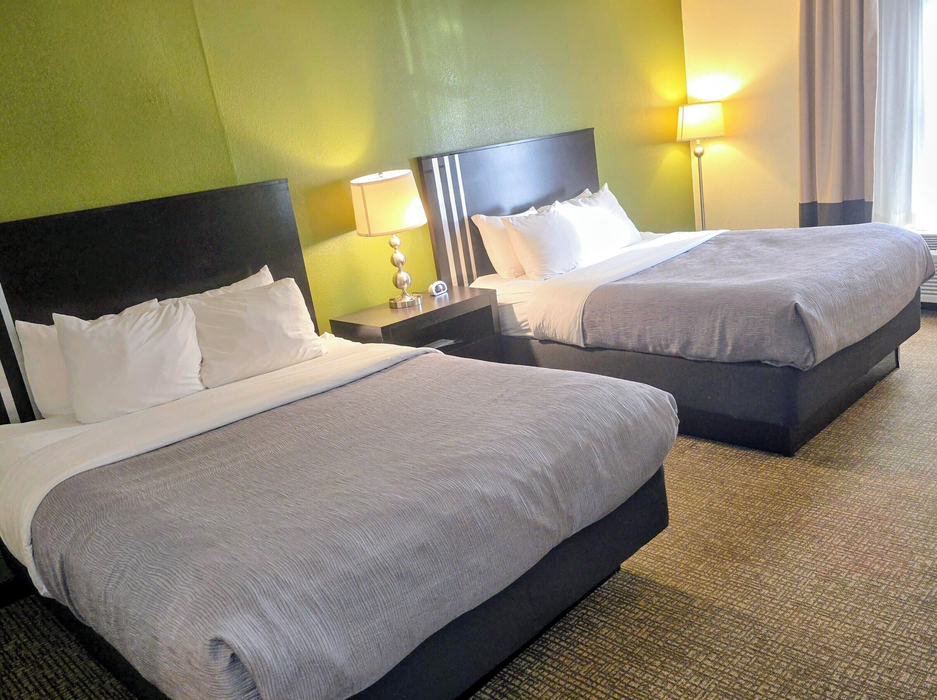 Espacio para trabajar con un portátil y cortinas opacas